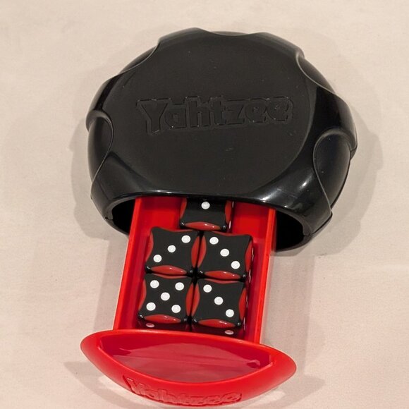 Yahtzee Classic Hasbro Games (00950) - Picture 7 of 8